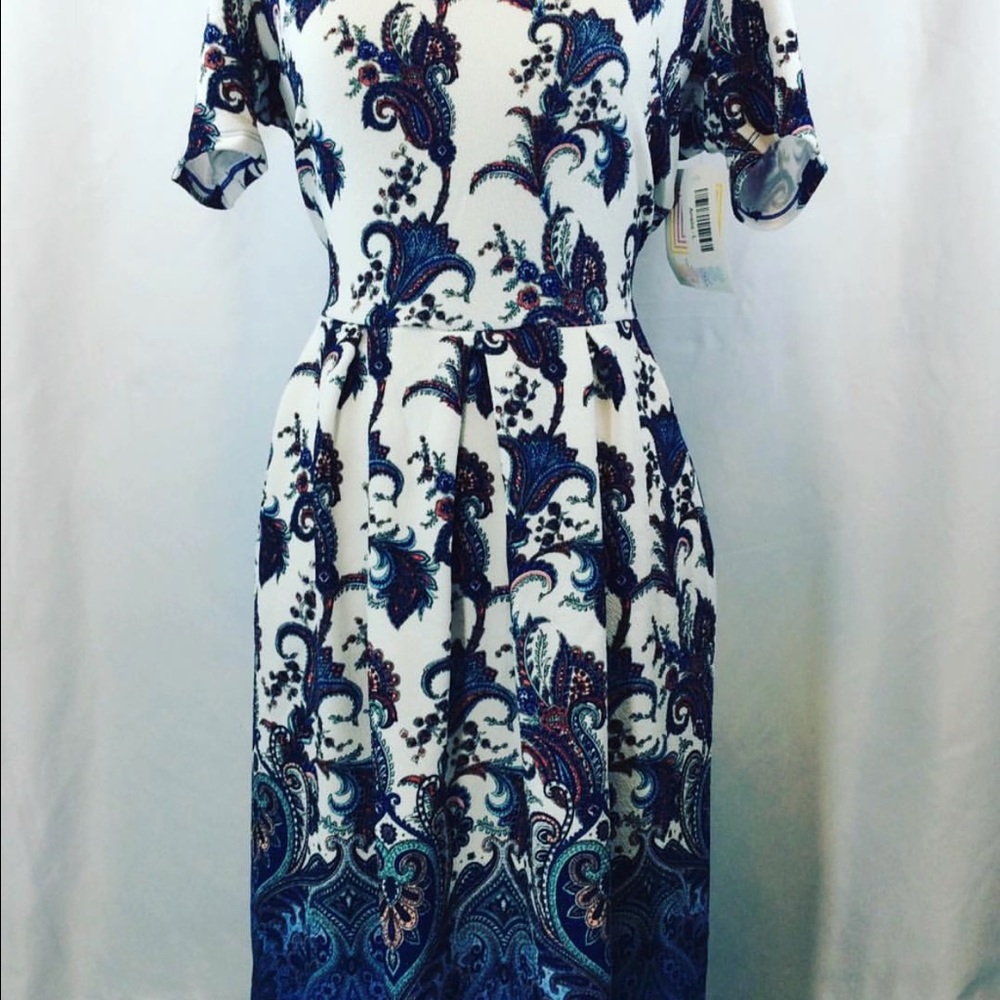 ISO this lularoe Amelia dress MEDIUM
