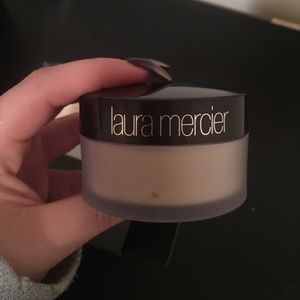 LAURA MERCIER: Translucent Loose Setting Powder.