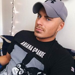 Meet your Posher, Dustin