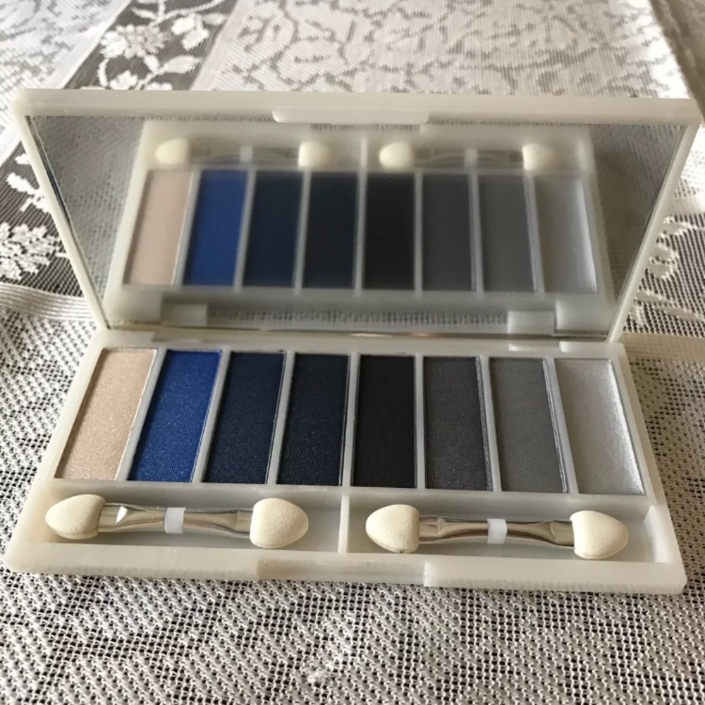 Women R.E.I.G.N Shadow Palette NWT Smokey Eye Blue