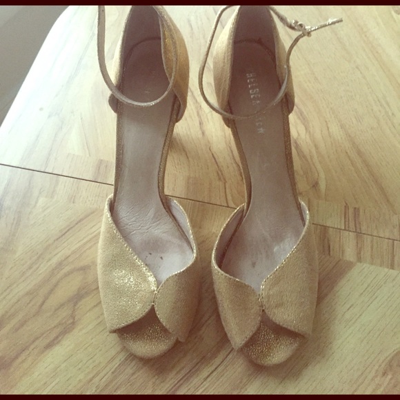 ModCloth Gold Retro Heels - Picture 2 of 3