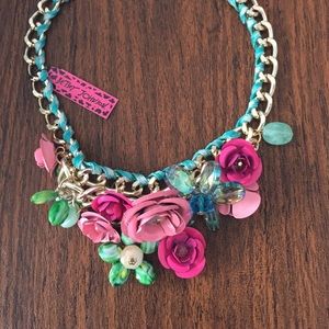 Flower bouquet necklace