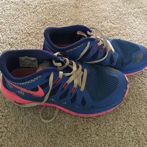 NIKE GIRLS SHOES!!