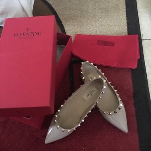 Valentino rock stud  in beige .