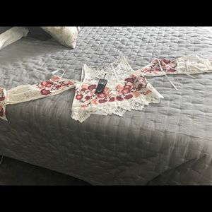 Cold shoulder white lace scalloped cropped top