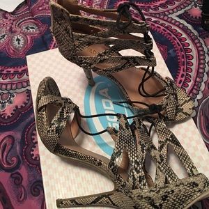 Lola Shoetique Snakeskin Heels Size 8