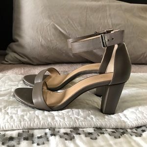 Ann Klein Block heel grey sandal