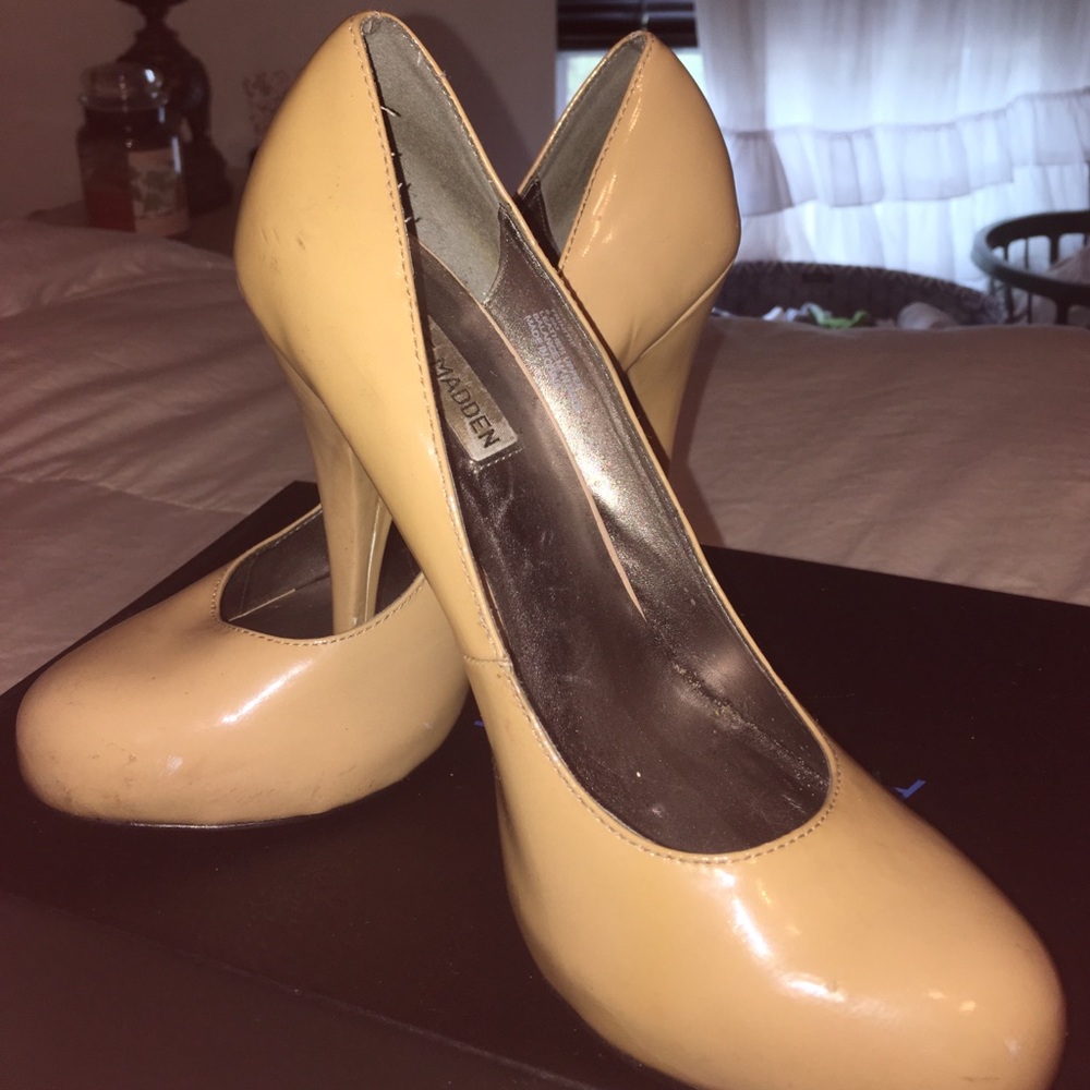 Steve Madden nude heels