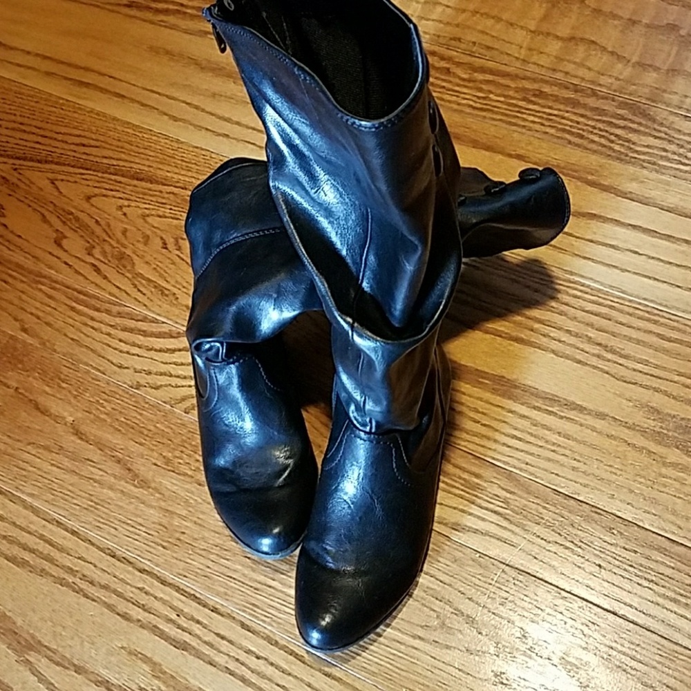 White Mountain black boots in size 5.5