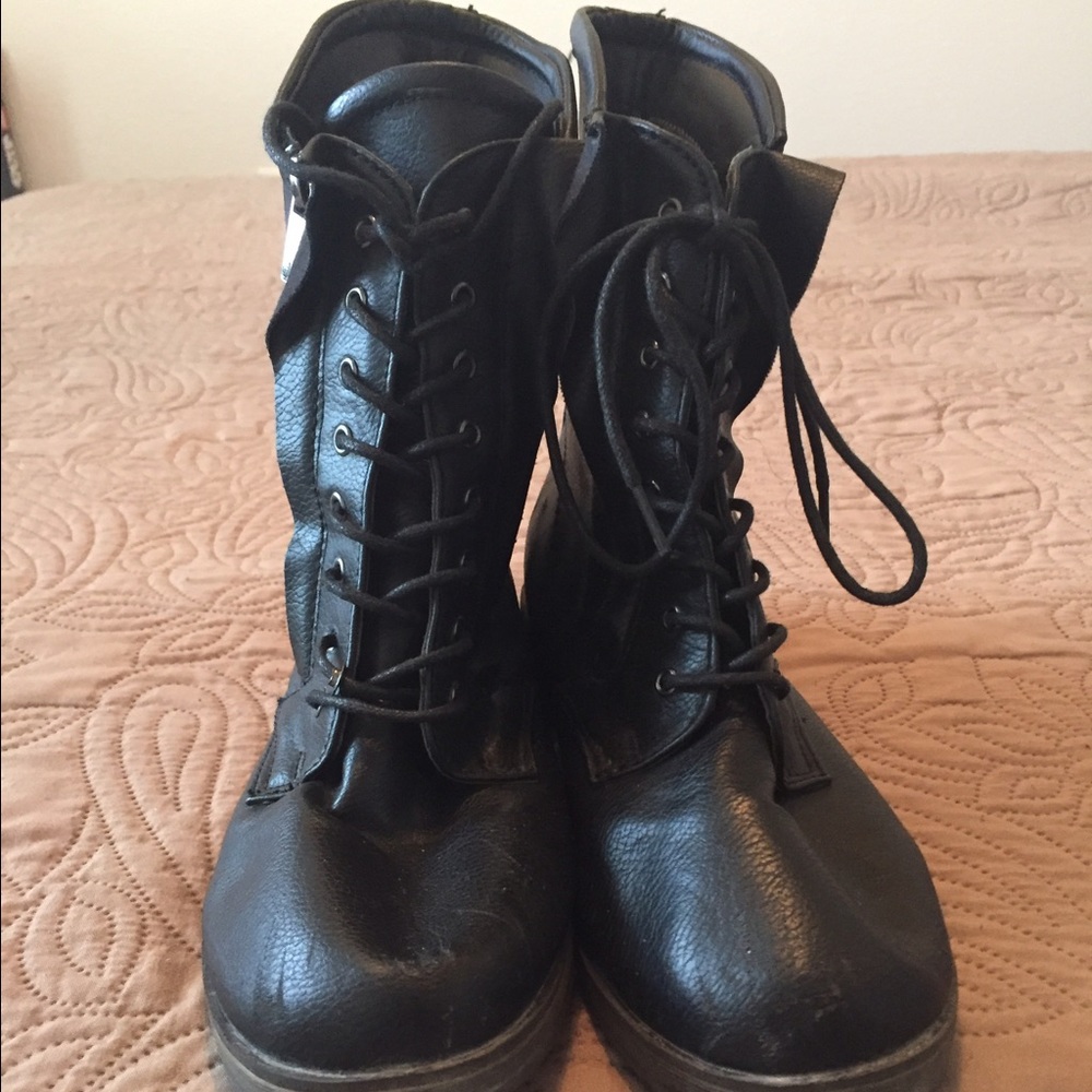 *******SOLD****Used Faux leather Combat boots Sz 9