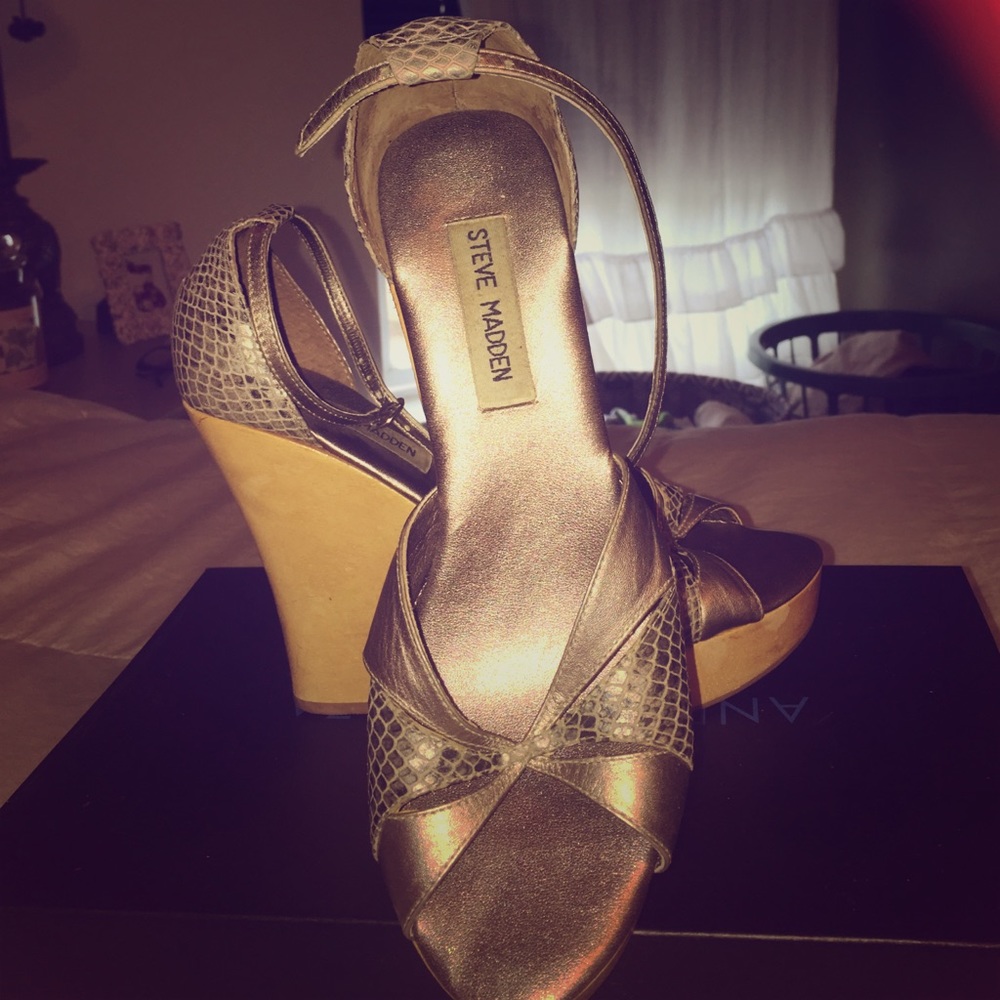 Steve Madden sliver snake skin wedges