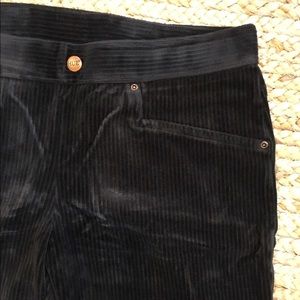 Hue M charcoal gray corduroy look leggings