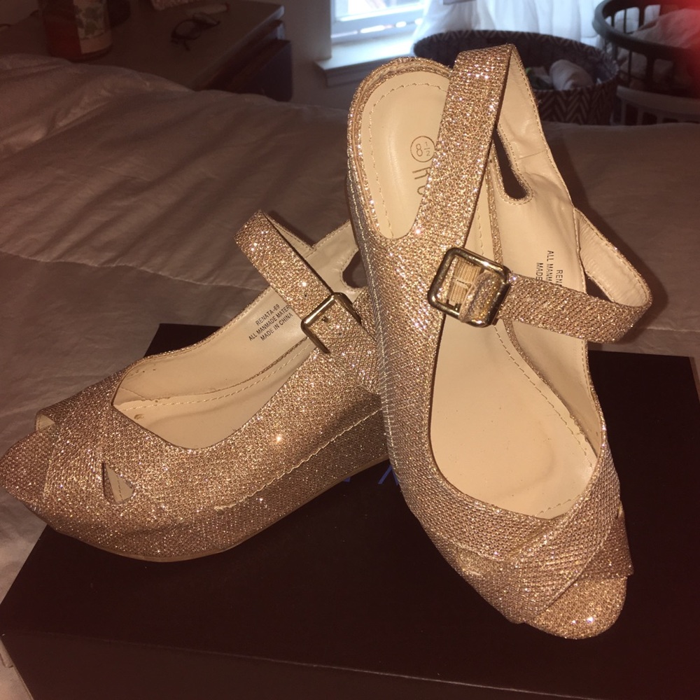 Sparkling gold wedges