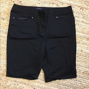 12 Jones New York black shorts w/stretch
