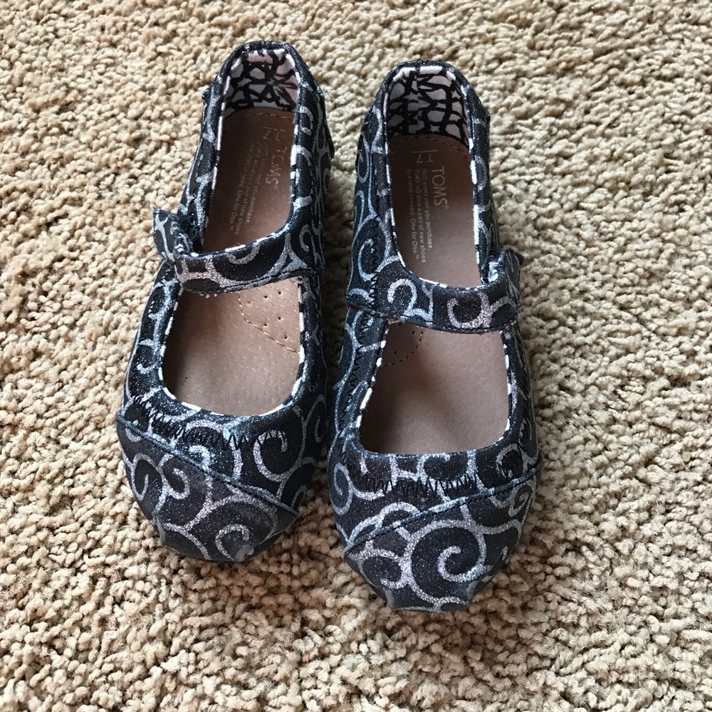 TOMS toddler size 7