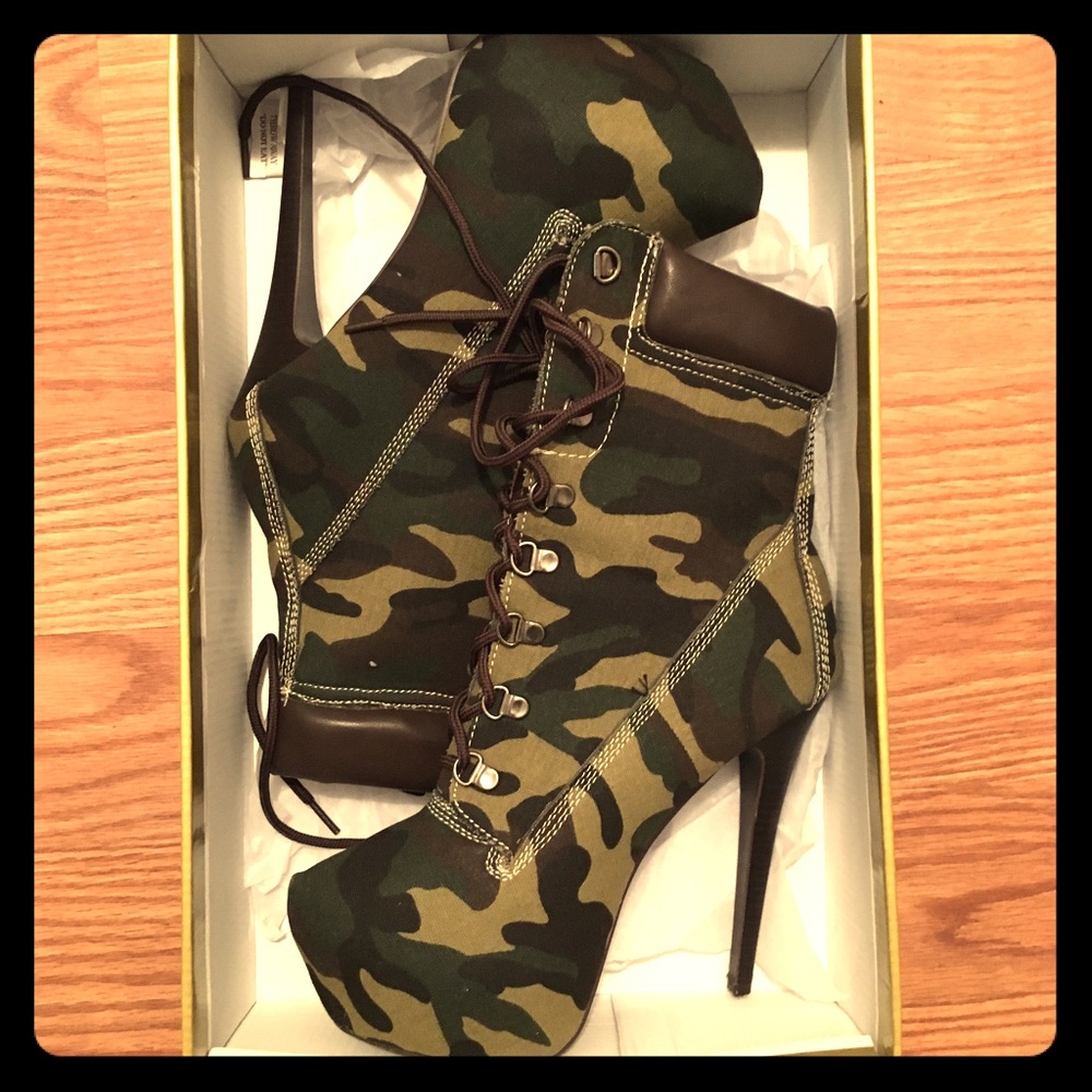 Camouflage Boots