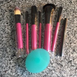 NEW 7 piece makeup brush set with brush cleaner