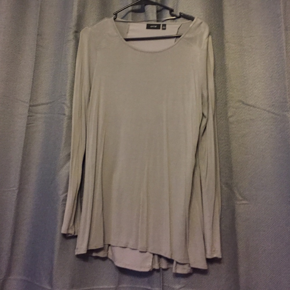 Gray long sleeve shirt