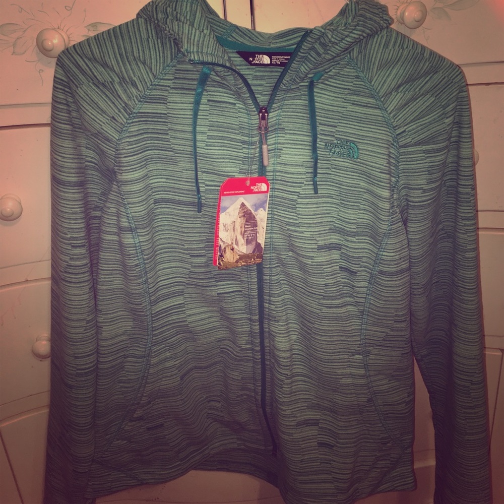 Woman's relaxed fit north face zipper up