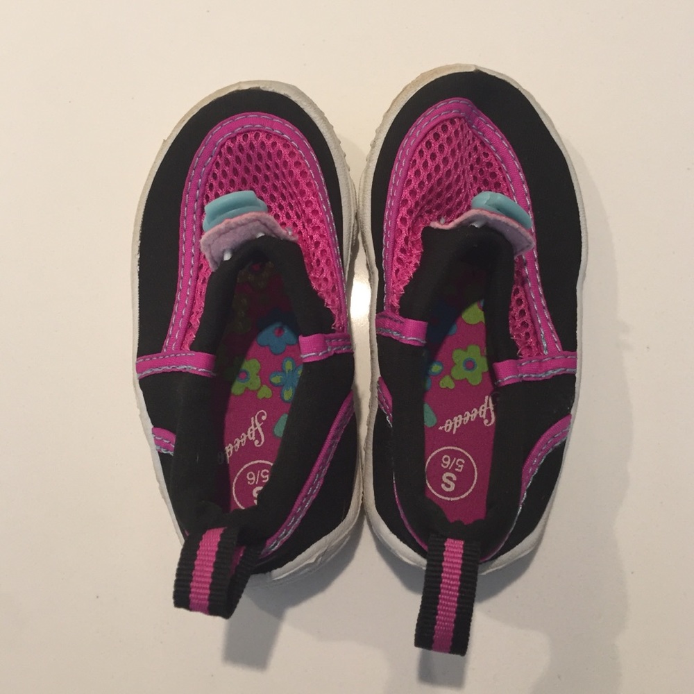 Swimming shoes