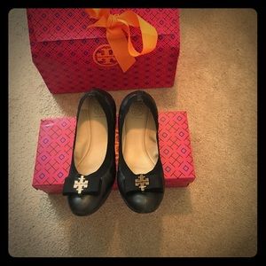 Tory Burch Black with rare gold logo ballet flats!