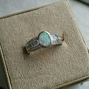 🌟Size 8 silver Opal ring! Stunning!💟
