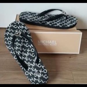 NEW❤ Michael Kors  size 9 flip-flops.