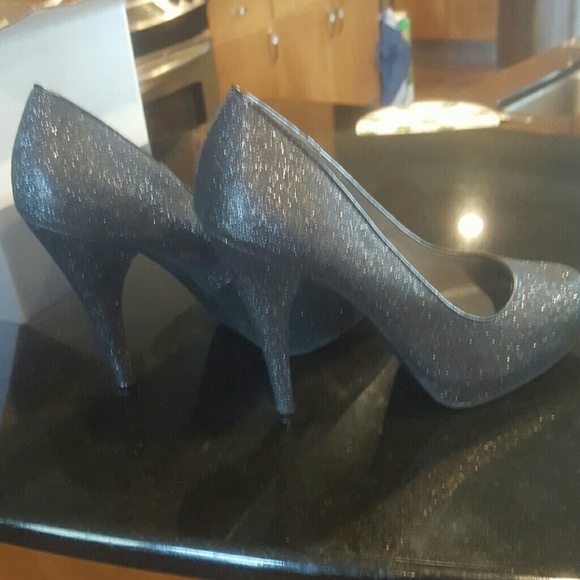 Black high heels - Picture 3 of 6