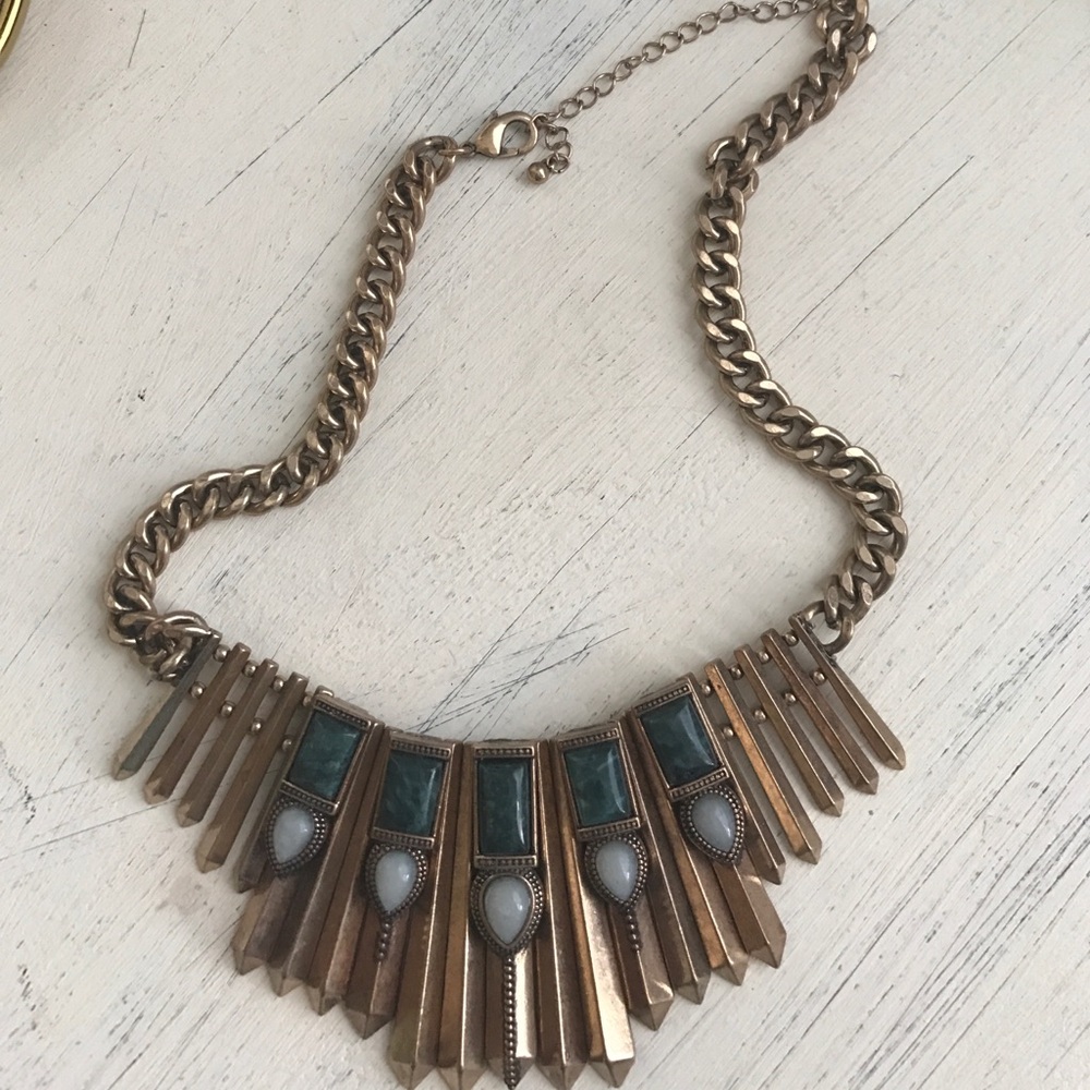 Green stone gold necklace