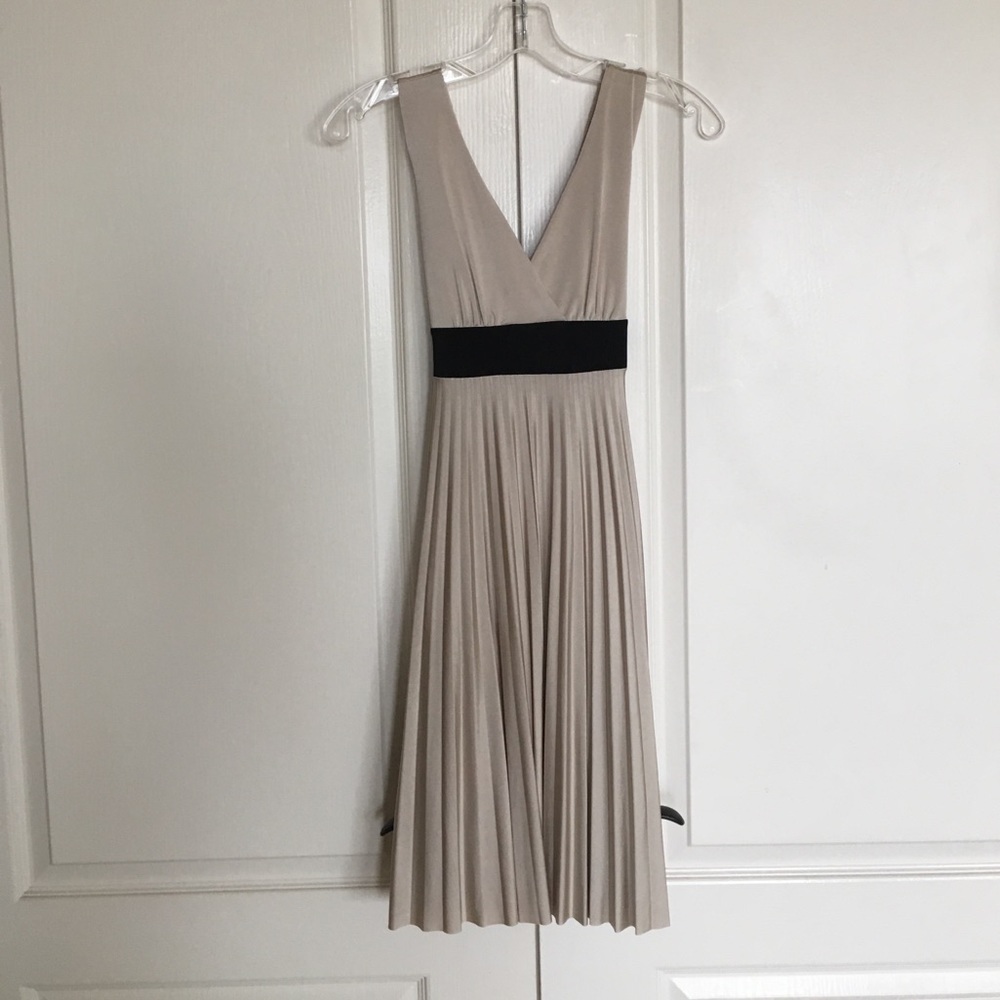 Easy To Wear. Just Throw On This And Go - image 1