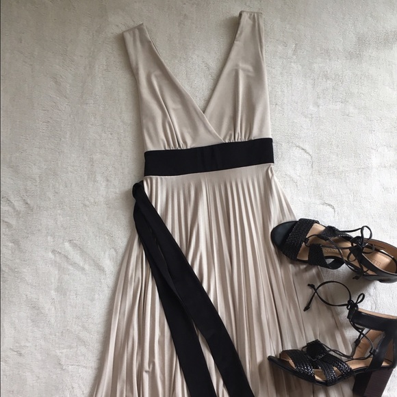 Easy to wear. Just throw on this 👗 and go - Picture 2 of 4