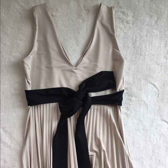 Easy to wear. Just throw on this 👗 and go - Picture 4 of 4