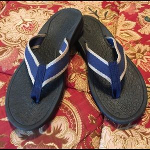 Clarks comfortable flip flops