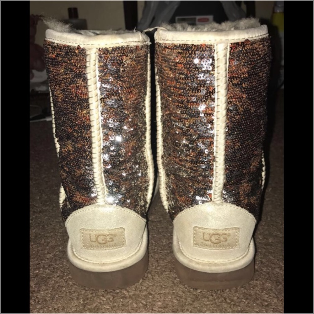 UGG boots- sequence (color changing)