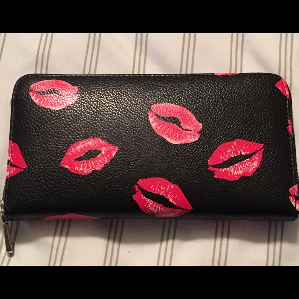 Lips Wallet