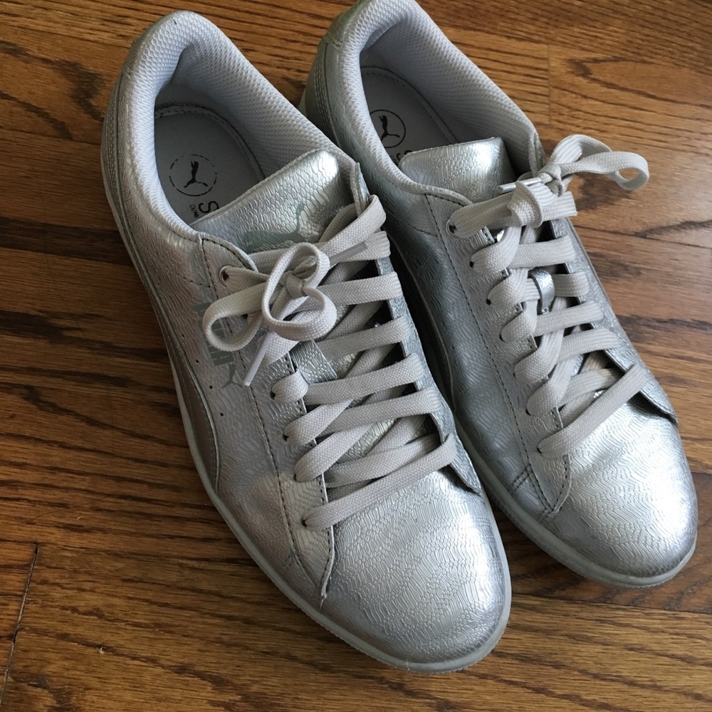 *** SOLD *** Puma silver sneakers