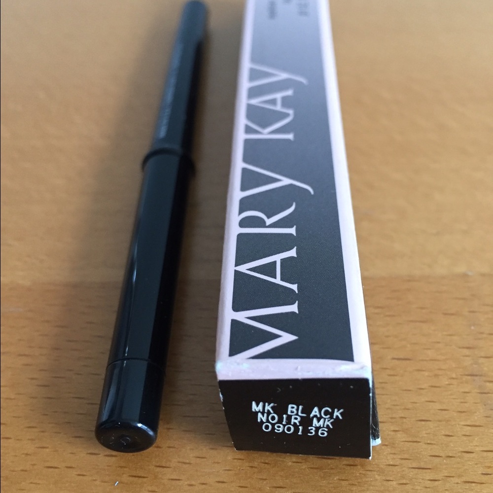 Eyeliner crayon  Color: Black