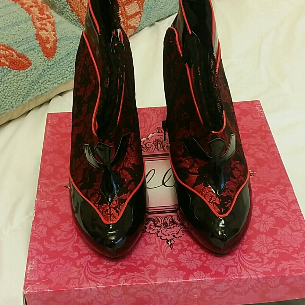 Costume shoes