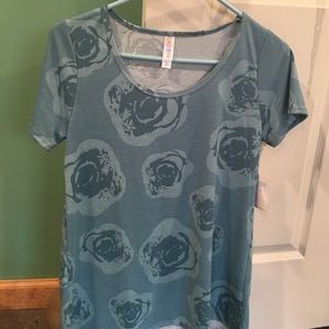 NWT LuLaRoe XS classic tshirt. Blue Roses