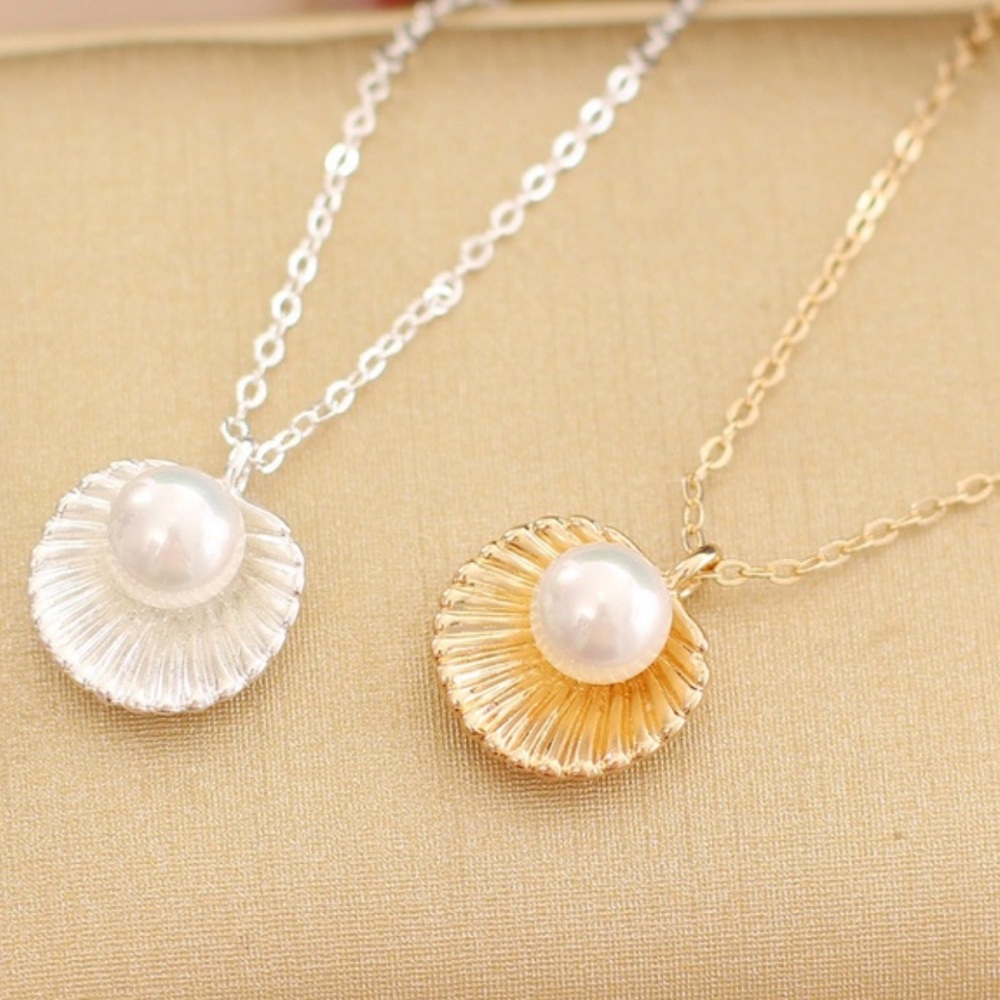 Pearl necklace in gold and silver