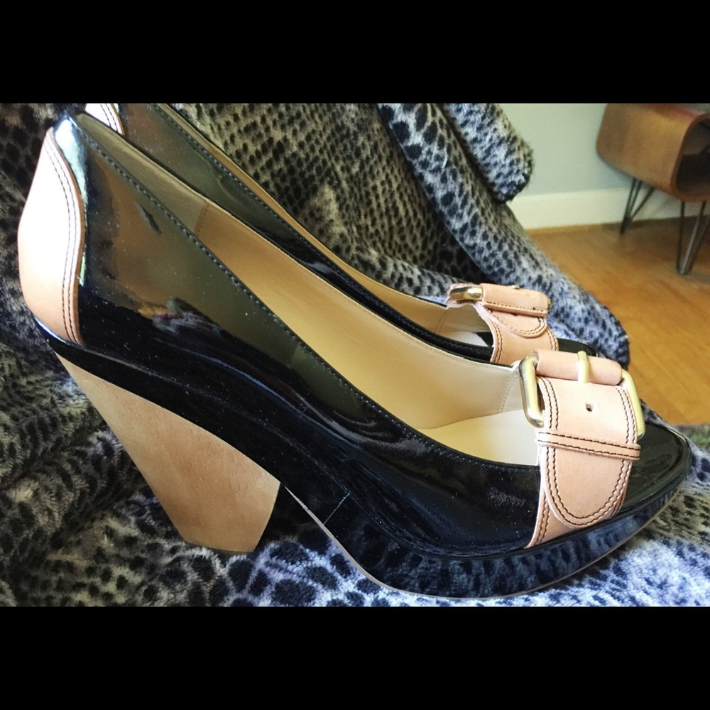 Awesome Max Studio Urbana black patent wedges