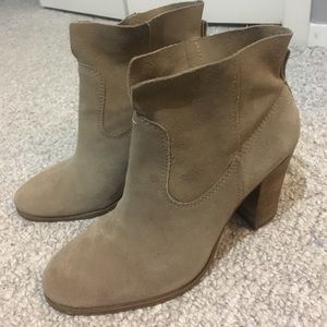 Vince Camuto Feina Booties Size 8.5