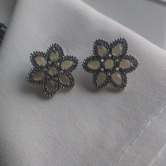 Kendra Scott Polly Stud earrings - Picture 4 of 4