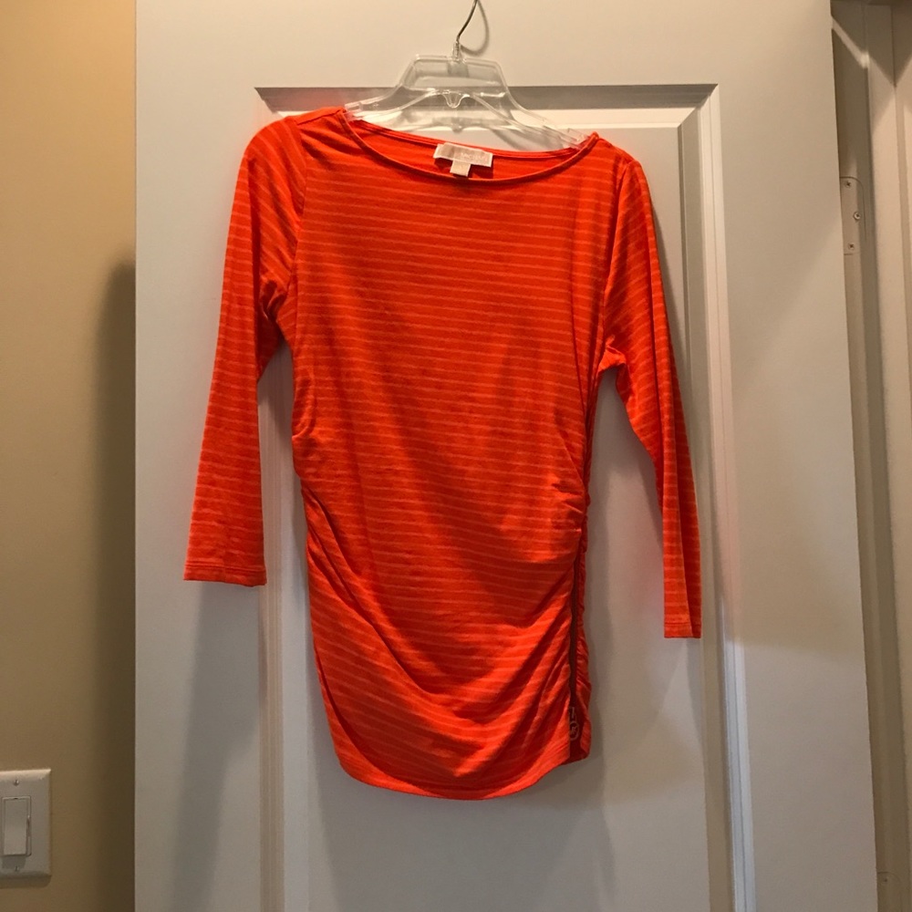 Top with three-quarter sleeves.