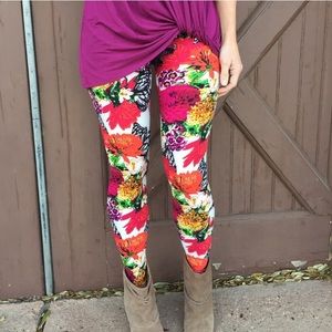✨HOST PICK✨ New Floral Butterfly Leggings🌺