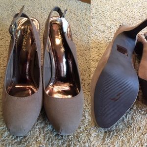 Breckelle's open back platforms