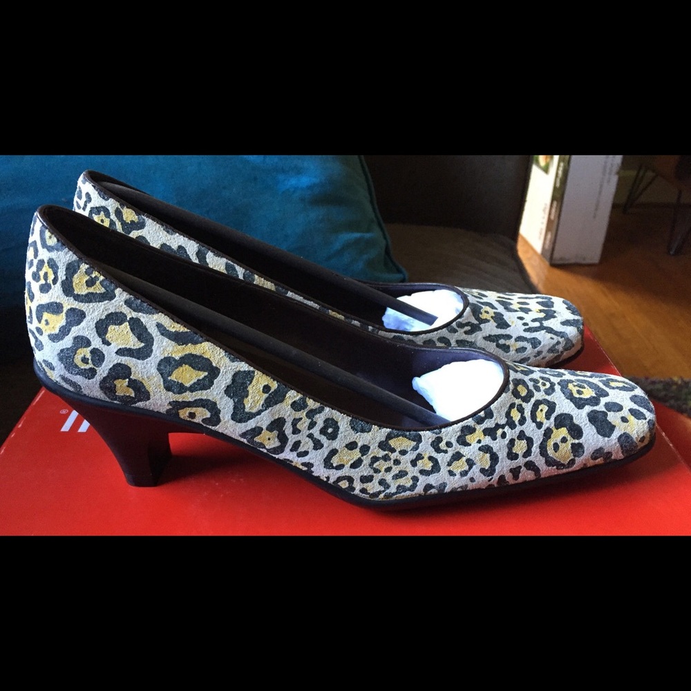 NIB cute Bellini Wildcat leather cheetah pumps