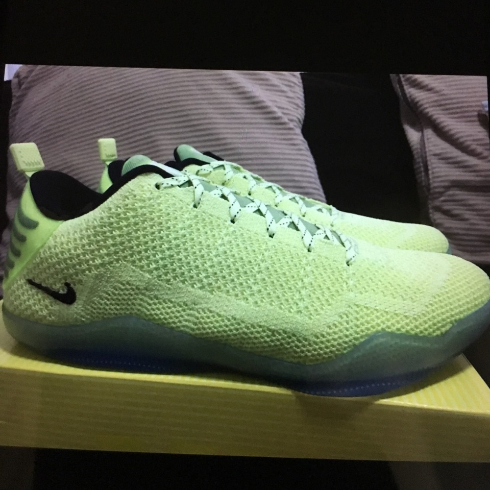 Kobe 11 Ghost of Christmas Past Size 12