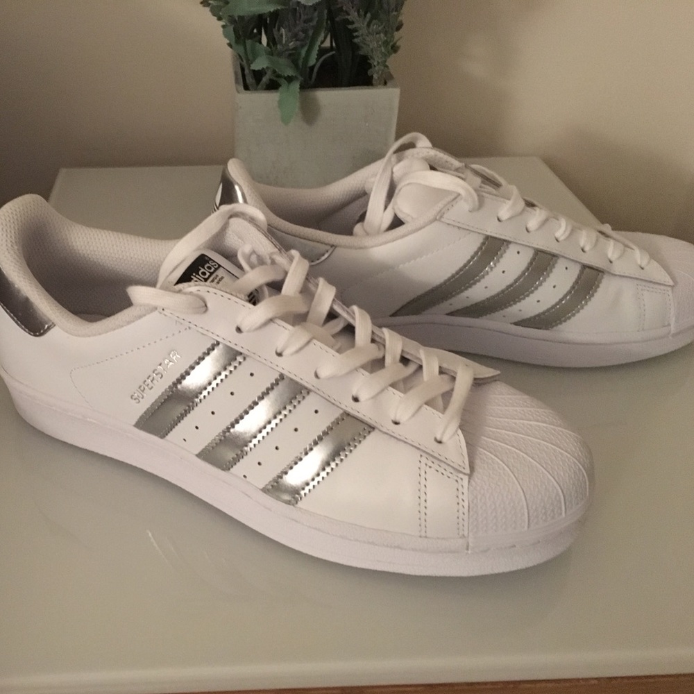 NWOT Adidas Women's Superstar Shell Toe size 9