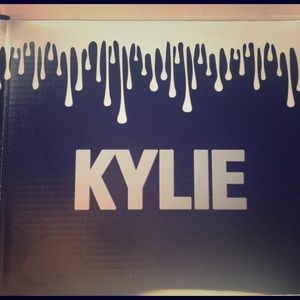 Kylie Cosmetics "Damn Gina"